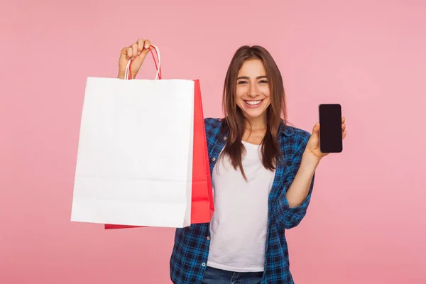 Cep Telefonu Alışveriş Poşetleri Taşıyan Mutlu Gülen Kız Portresi Mobil — Stok fotoğraf