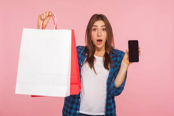 Retrato Chica Sorprendida Camisa Cuadros Que Sostiene Teléfono Celular Bolsas — Foto de Stock