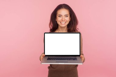 Dizüstü bilgisayarı olan güzel bir kadının portresi beyaz ekran fotokopi alanı, internet reklamları, internet hizmeti, web sitesi promosyonu için tasarım. Pembe arka planda kapalı stüdyo çekimleri