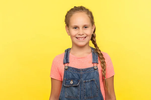 Retrato Menina Encantadora Com Trança Longa Macacão Jeans Olhando Para — Fotografia de Stock