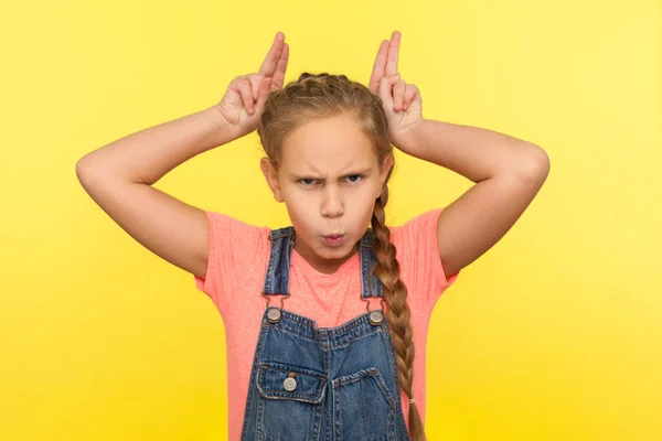 Retrato Menina Irritada Macacão Denim Mostrando Gesto Chifre Touro Olhando — Fotografia de Stock