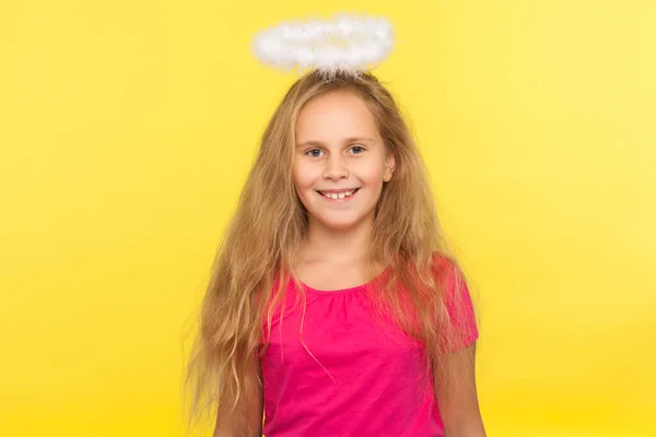 長い公正な髪と天使のハローおもちゃの笑顔でカメラを見て美しい幸せな女の子の肖像画 のんきな楽観的な幼稚なビュー 黄色の背景に隔離された屋内スタジオで — ストック写真