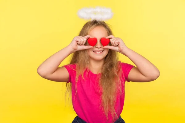 Retrato Menina Encantadora Com Cabelo Loiro Longo Halo Angelical Mantendo — Fotografia de Stock