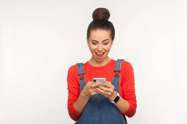 Fantastisk Mobil App Portræt Sociale Medier Bruger Pige Læser Besked - Stock-foto