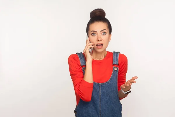 Retrato Menina Assustada Com Pão Cabelo Macacão Denim Falando Telefone — Fotografia de Stock