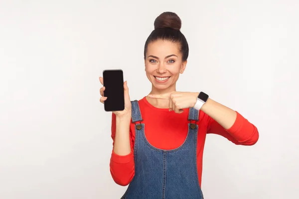 Spójrz Urządzenie Mobilne Portret Uroczej Szczęśliwej Dziewczyny Wskazującej Komórkę Gadżet — Zdjęcie stockowe