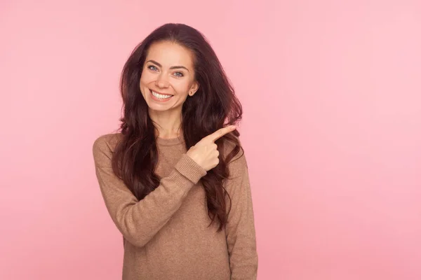 Atención Publicidad Retrato Una Joven Alegre Con Pelo Ondulado Morena — Foto de Stock