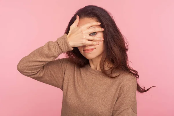 Retrato Curioso Curioso Curioso Jovem Com Cabelo Morena Espreitando Através — Fotografia de Stock