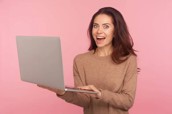 Porträt Einer Jungen Frau Die Ihren Laptop Der Hand Hält — Stockfoto