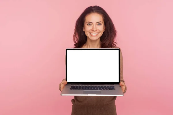 白い画面のコピースペースとラップトップを保持する美しい女性の肖像画は インターネット広告 オンラインサービス ウェブサイトのプロモーションのためのディスプレイをモックアップします ピンクの背景に隔離された屋内スタジオで — ストック写真