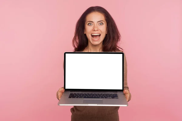 Portret Van Een Verraste Vrouw Met Laptop Met Wit Scherm — Stockfoto