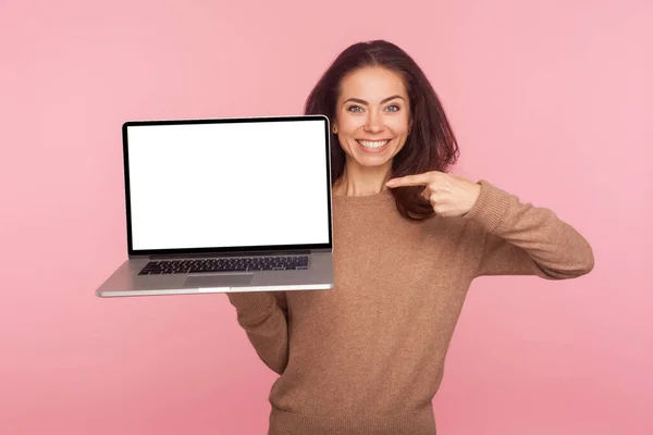 Ritratto Donna Allegra Che Indica Computer Portatile Con Spazio Bianco — Foto Stock