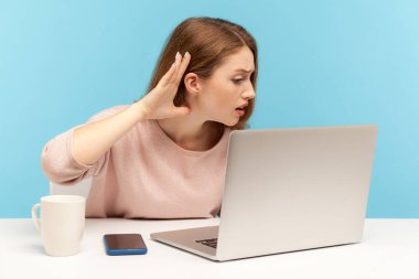 Duyamıyorum, bir kadın kulağının dibinde oturmuş laptoptan gizli konuşmalar, kötü internet bağlantıları, merkez ofisten çevrimiçi konferanslar dinliyor. Kapalı alan stüdyo görüntüleri izole, mavi arkaplan