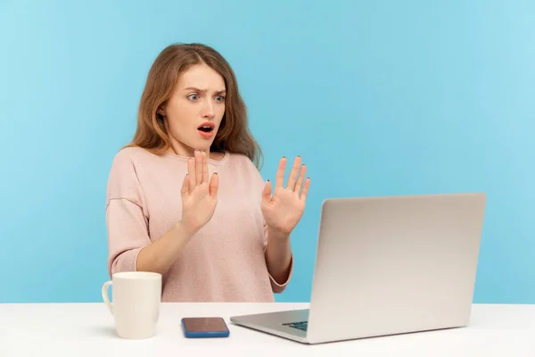 Ich Habe Angst Verängstigte Frau Mit Schockiertem Gesichtsausdruck Die Hände — Stockfoto