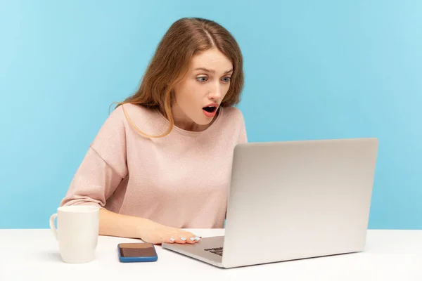 Wow Unbelievable Young Woman Shocked Expression Looking Laptop Screen Open — Stock Photo, Image