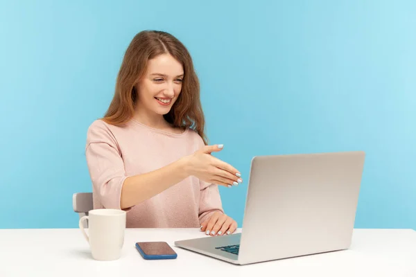 Online Beratung Glückliche Geschäftsfrau Begrüßt Kunden Mit Handschlag Und Blick — Stockfoto