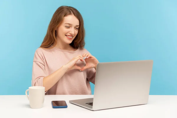 Online Daten Mooie Vriendelijke Vrouw Die Hartvorm Maakt Met Handen — Stockfoto