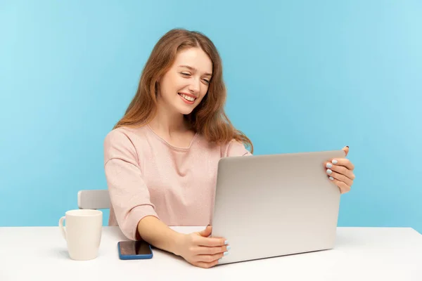 Mooie Vrouw Met Charmante Glimlach Kijkend Naar Laptop Scherm Met — Stockfoto