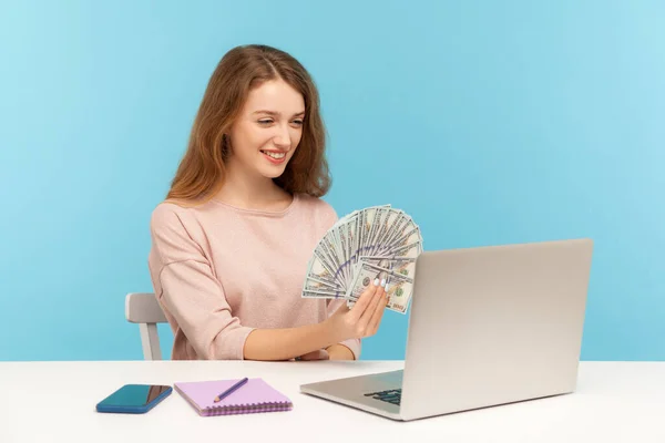 Ganhos Internet Mulher Positiva Mostrando Dinheiro Olhando Para Tela Laptop — Fotografia de Stock