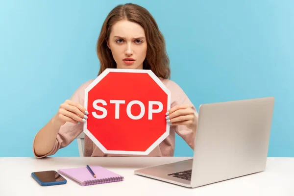 Verbot Betretungsverbot Junge Frau Mit Stoppzeichen Warnung Mit Rotem Verkehrszeichen — Stockfoto