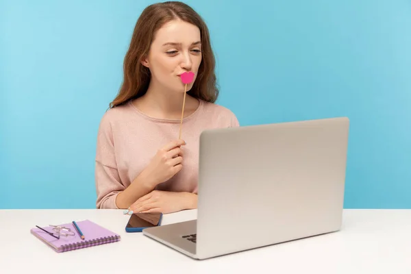 Vacker Lycklig Kvinna Täcker Sin Mun Med Rosa Läppar Och — Stockfoto