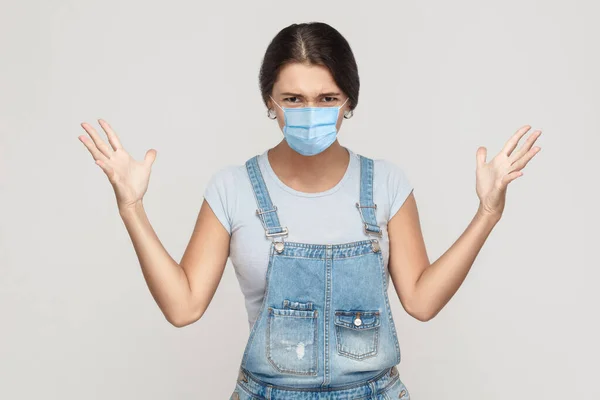 Porträt Einer Schockierten Verrückten Jungen Frau Mit Chirurgischer Maske Jeans — Stockfoto