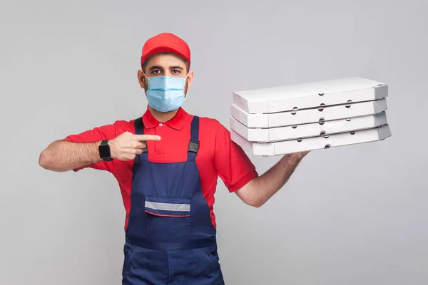 Bezorging Pizza Bij Quarantaine Jongeman Met Chirurgisch Medisch Masker Blauw — Stockfoto