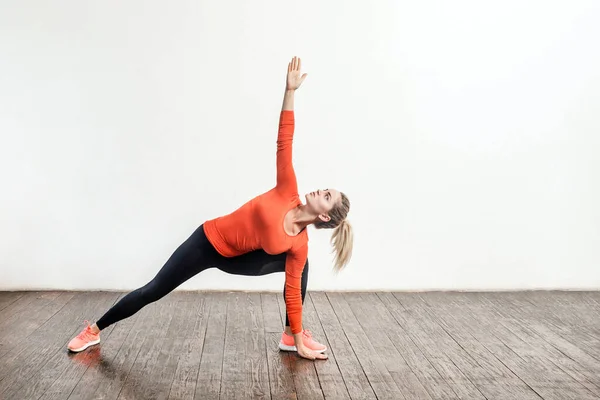 Sottile Donna Bionda Stretto Abbigliamento Sportivo Praticare Yoga Piedi Trikonasana — Foto Stock