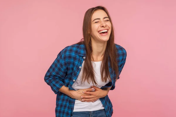 Retrato Una Chica Extremadamente Feliz Con Camisa Cuadros Sosteniendo Estómago — Foto de Stock