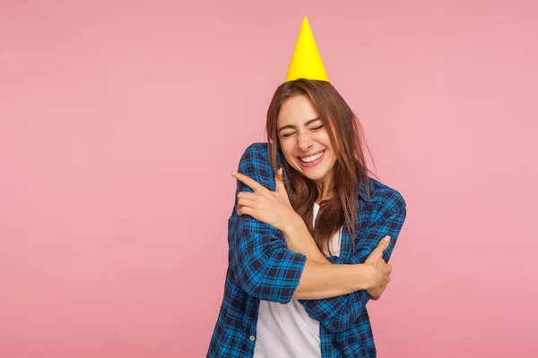 Fascinante Fille Avec Drôle Cône Fête Serrant Dans Ses Bras — Photo