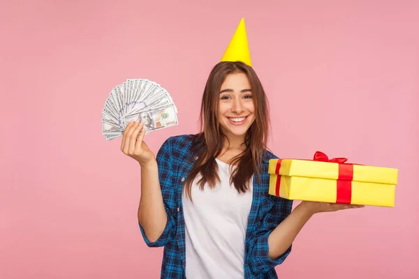 Retrato Chica Alegre Sonriente Con Cono Fiesta Divertido Cabeza Sosteniendo — Foto de Stock