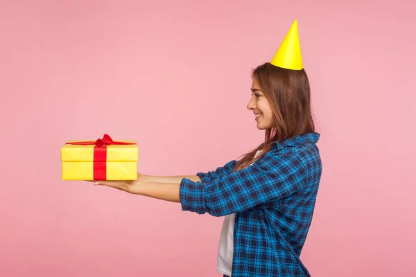 Toma Este Presente Para Vista Lateral Menina Morena Feliz Com — Fotografia de Stock