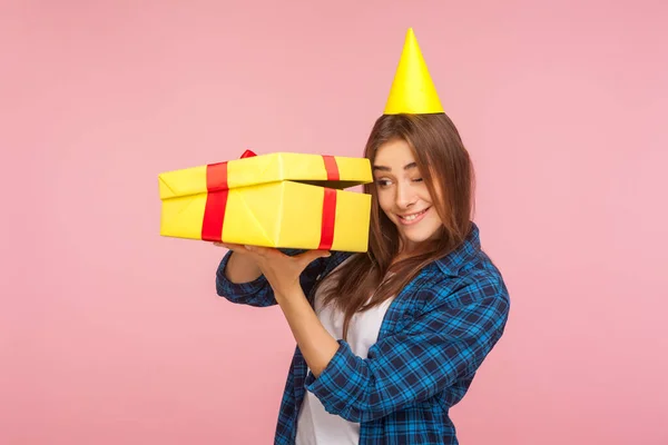 Retrato Menina Curiosa Com Cone Festa Cabeça Olhando Dentro Caixa — Fotografia de Stock