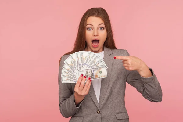 Wow Jag Rik Porträtt Överraskad Kvinna Kostym Jacka Visar Dollar — Stockfoto