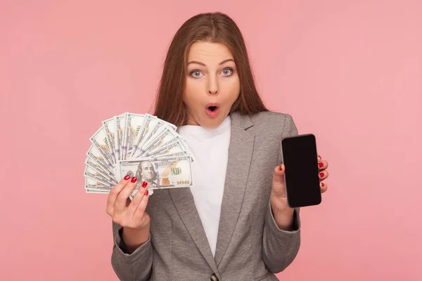 온라인으로 앱으로 신청하 재킷을 지폐와 휴대폰을 사업가가 모바일 뱅킹에 충격을 — 스톡 사진