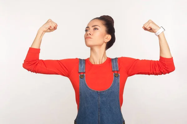 Suis Indépendante Forte Portrait Une Fille Élégante Énergique Confiante Salopette — Photo