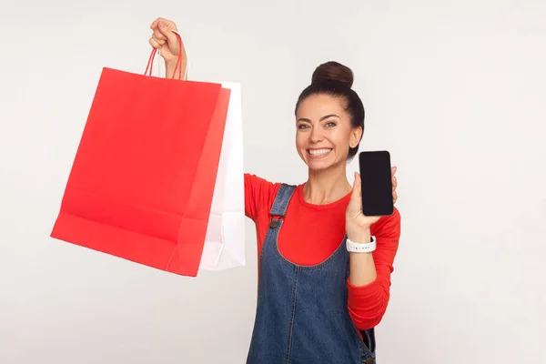 Mutlu Alışverişçinin Portresi Kot Tulumlu Şık Bir Kız Elinde Alışveriş — Stok fotoğraf