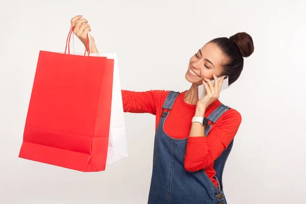 Gelukkig Stijlvol Mooi Meisje Met Haar Broodje Denim Overalls Praten — Stockfoto