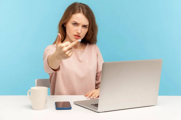 Unhöflich Wütende Junge Mitarbeiterinnen Die Mit Laptop Arbeitsplatz Sitzen Mittelfinger — Stockfoto