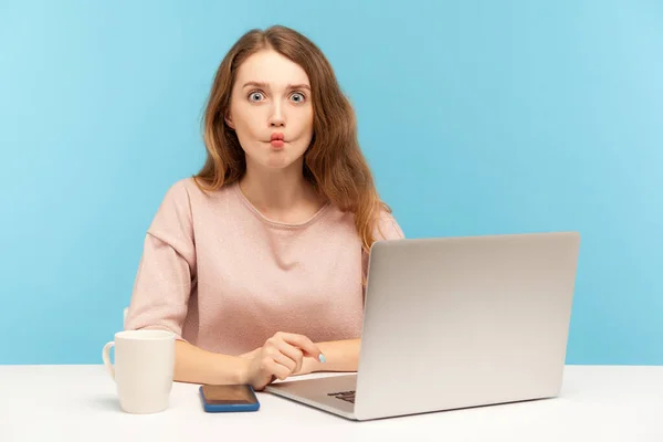Grappige Komische Vrouw Werknemer Zitten Het Werk Met Laptop Het — Stockfoto