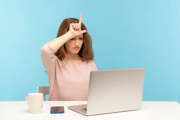 Perso Lavoro Triste Giovane Donna Depressa Mostrando Gesto Perdente Sullo — Foto Stock