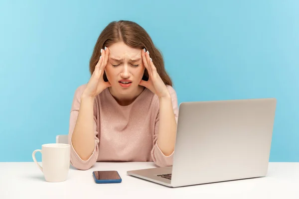Frusztrált Fáradt Fiatal Alkalmazott Munkahelyen Laptoppal Tartja Fájdalmas Fejét Szenved — Stock Fotó