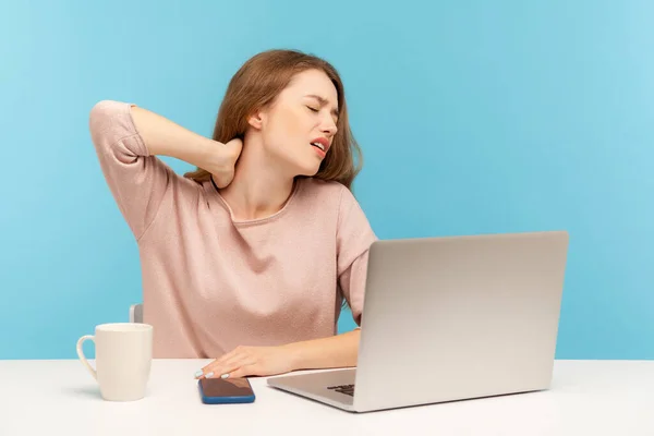 Kranke Junge Arbeitnehmerin Arbeitsplatz Mit Laptop Gefühl Mit Halsschmerzen Schmerzenden — Stockfoto