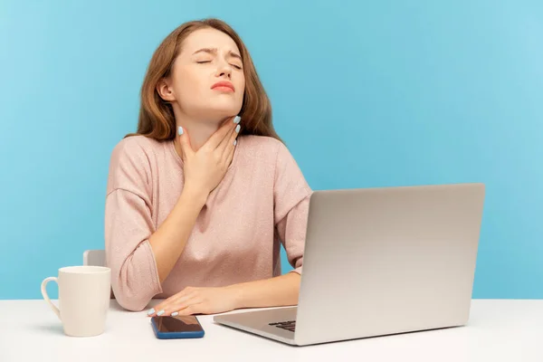 Mulher Jovem Doente Gripe Empregada Sentada Local Trabalho Com Laptop — Fotografia de Stock