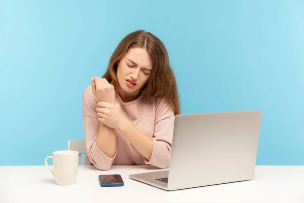 Cansado Empregado Escritório Mulher Doente Sentado Local Trabalho Com Laptop — Fotografia de Stock