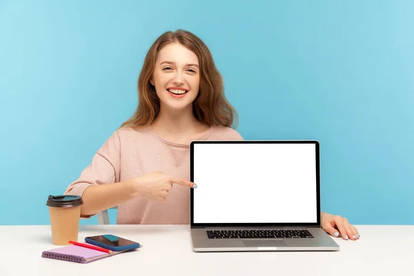 Glimlachende Vrolijke Vrouw Kantoormedewerker Zittend Werkvloer Met Een Leeg Laptopscherm — Stockfoto