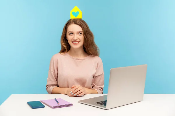 Joven Mujer Positiva Agradable Sentado Lugar Trabajo Con Ordenador Portátil — Foto de Stock