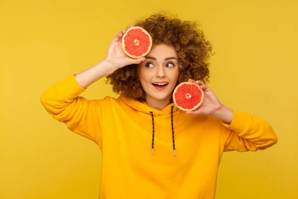 Elgondolkodtató Pozitív Fényes Bolyhos Göndör Frizura Tartó Félig Szelet Grapefruit — Stock Fotó