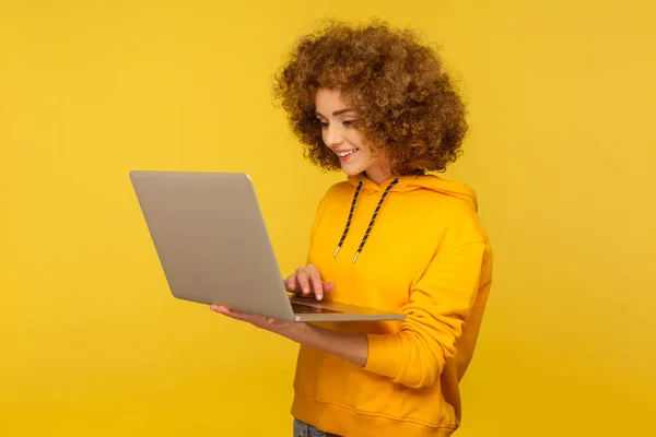 Mulher Brilhante Otimista Com Cabelo Encaracolado Fofo Estilo Urbano Com — Fotografia de Stock