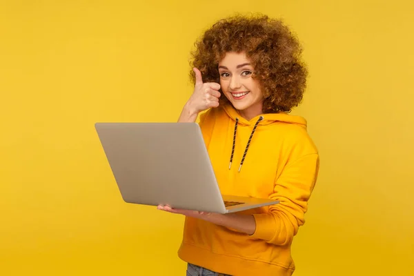 Optimista Mujer Brillante Complacido Con Pelo Rizado Estilo Urbano Sudadera — Foto de Stock